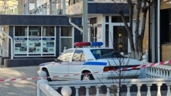 У входа в Индустриальный техникум в Анапе, где произошла стрельба. 11 февраля 2026 г.