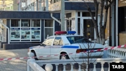 У входа в Индустриальный техникум в Анапе, где произошла стрельба. 11 февраля 2026 г.