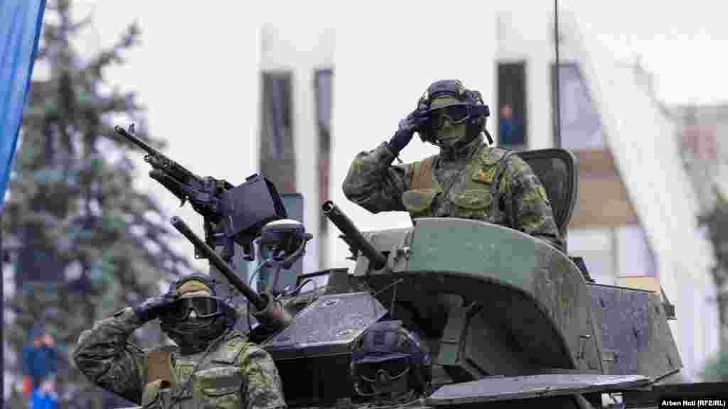 Premijer Albin Kurti rekao je da je Kosovo ojačalo svoju vojsku modernim naoružanjem, dovoljnom količinom streljiva i novim strateškim lokacijama.