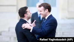 Президент Франції Емманюель Макрон зустрічає свого українського колегу Володимира Зеленського перед зустріччю в Єлисейському палаці, Париж, 9 грудня 2019 року