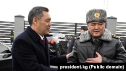 Президент Садыр Жапаров жана УКМКнын мурдагы төрагасы Камчыбек Ташиев. 