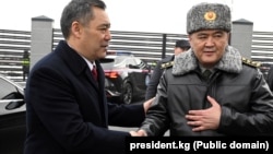 Қырғызстан президенті Садыр Жапаров (сол жақта) және Қамшыбек Ташиев