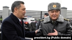 Қамчибек Тошиев (чап) ҳампаймони асосии раисҷумҳур Содир Ҷабборов (рост) ва аз соли 2020 амалан нафари дуюми давлат дар Қирғизистон буд