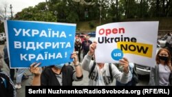 Під час акцій протесту представників туристичної галузі та розважальних закладів біля Кабміну, Київ, 28 серпня року