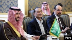 از راست به چپ: رئیس سازمان اطلاعات ترکیه، فرمانده ارتش پاکستان و وزیر دفاع عربستان سعودی در نشست با مقام‌های ایرانی