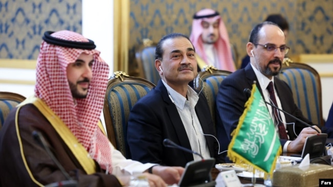 از راست به چپ: رئیس سازمان اطلاعات ترکیه، فرمانده ارتش پاکستان و وزیر دفاع عربستان سعودی در نشست با مقام‌های ایرانی