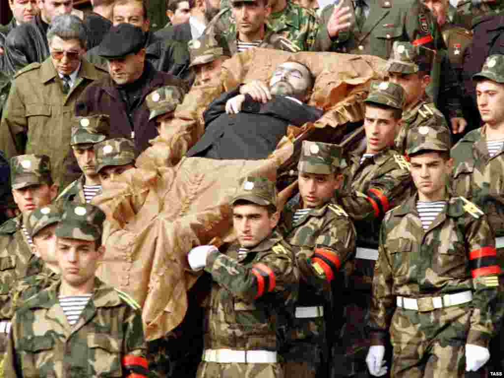 Servicemen carry the body of Prime Minister Vazgen Sargsian in a state funeral on October 31.