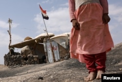 یک دختر یمنی آواره در اردوگاه آوارگان در شهر مأرب، یمن