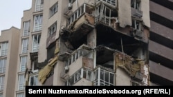 Наслідки удару російського дрона по багатоповерхівці у Святошинському районі Києва. Київ, 21 жовтня 2026 року