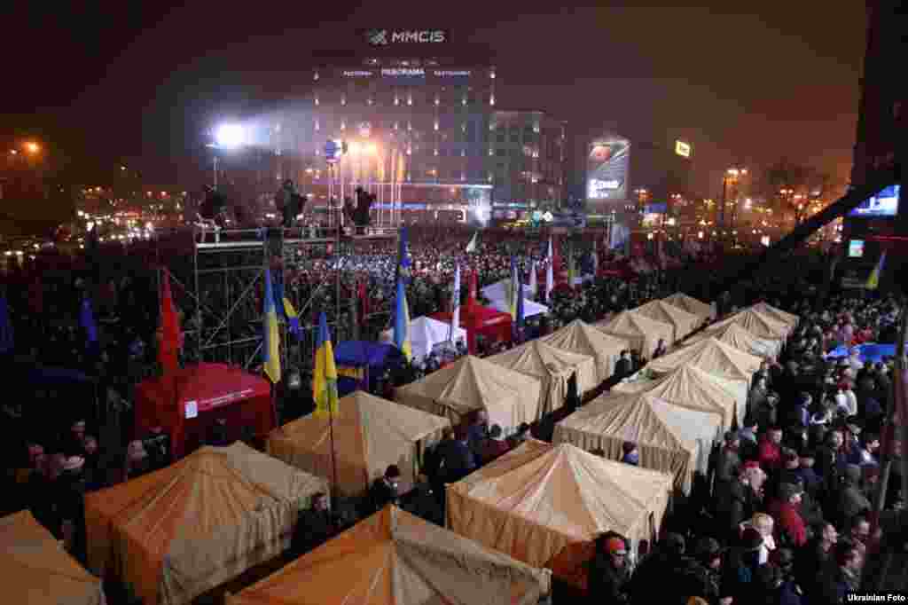 Опозиція встановила наметове містечко на Європейській площі в Києві, 24 листопада 2013 року