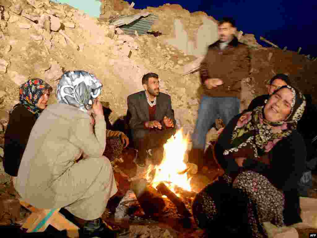 Жыхары Турцыі, якія засталіся на вуліцы ў выніку моцнага землятрусу.