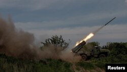 Українські військові ведуть вогонь біля Бахмуту на Донеччині, 19 травня 2023 року