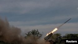 Українські військові ведуть вогонь із РСЗВ «Град» по російських позиціях поблизу Бахмута, 19 травня 2023 року