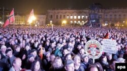 Demonstranți PEGIDA în fața operei Semper din Dresda, 19 octombrie 2015.