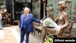 Moskwaly skulptor Zurab Sereteli tarapyndan Marina Swetaýewanyň hormatyna döredilen onuň hatyra-monumenti. Moskwa, 16-njy maý, 2012.