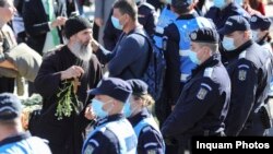 Un grup de credincioși protestează în fața Catedralei Mitropolitane din Iași pentru a fi lăsați să se închine la racla unde sunt depuse moaștele Sf. Parascheva. 14 octombrie 2020. Inquam Photos / Lavinia Cioaca