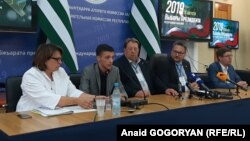 გერმანელი დამკვირვებლები ოკუპირებულ სოხუმში. 2019 წლის 25 აგვისტო 