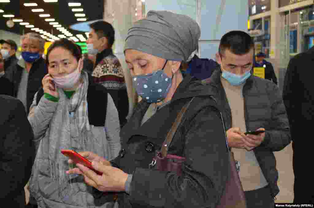 Фарида Кабылбек в ожидании рейса часто смотрела на часы на экране смартфона. Она ждала мужа 17 лет. Рахыжан написал жене в мессенджере WeChat, что садится на борт самолета в Китае.