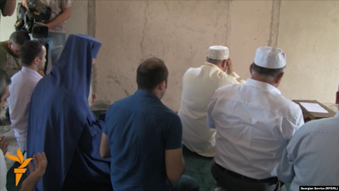 В Грузии немало сел и городов, большую часть жителей которых составляют представители национальных меньшинств. Однако поведать о своих нуждах ни местной, ни тем более центральной власти, как правило, мало кому удается