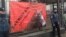 Активисты повесили на заборе посольства РФ баннер: "Kremlin kills native nations" (Кремль уничтожает коренные народы). Киев, 4 ноября 2019 года