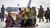 Evakuálásra váró fiatalok a kabuli reptéren 2021. augusztus 19-én