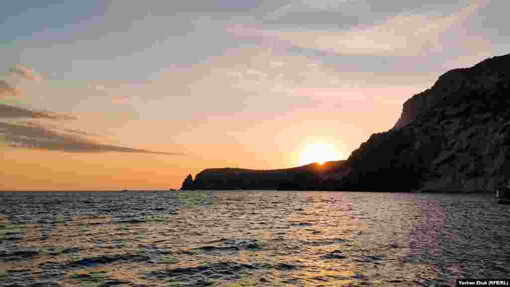 Захід сонця над Чорним морем у районі мису Фіолент, серпень 2021 року