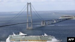 Лайнеры компании The Royal Caribbean's совершают круизы по всему миру. На снимке круизное судно "Liberty of the Seas"