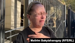 Күйеуі Тұрсынбек Қабиге сот бес жыл қамау жазасын кескенін естіген Оралхан Әбен жылап тұр. Талдықорған, 13 сәуір, 2026 жыл.