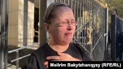 Оралхан Абен плачет, узнав, что ее муж Турсынбек Каби приговорен к пяти годам тюремного заключения. Талдыкорган, 13 апреля 2026 года