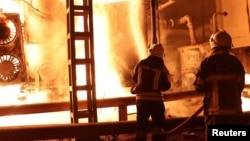 Ýangyn söndürijiler 27-nji oktýabrda Ukrainanyň näbelli bir ýerinde rus pilotsyz uçary bilen zeper ýeten energiýa infrastrukturasyndaky ýangyny söndürmäge çalyşýarlar.