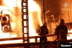 Рятувальники гасять вогонь на неназваному об’єкті інфраструктури після удару російського дрона, жовтень 2022 року