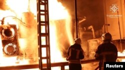 Пожарные тушат пожары на объектах энергетической инфраструктуры, пострадавших в результате ракетного удара России, в неизвестном месте в Украине