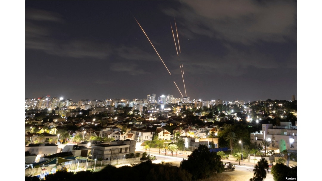 Sistemul antirachetă israelian Iron Dome interceptează rachete iraniene pe 1 octombrie.
