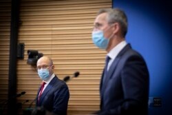 Jens Stoltenberg (dreapta) cu Denis Șimhal la sediul NATO din Bruxelles.