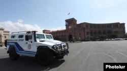 Armenia -- A police vehicle parked outside the Armenian government headquarters at Yerevan's deserted Republic Square, March 25, 2020.