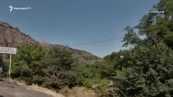 Գորիս - Կապան մայրուղու ադրբեջանցիների կողմից վերահսկվող հատվածով հայկական մեքենաներն անցում են մեր սահմանապահների ուղեկցությամբ