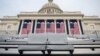 Пред зградата на Капитол во Вашингтон, поставени столчиња, со предвидената дистанца.