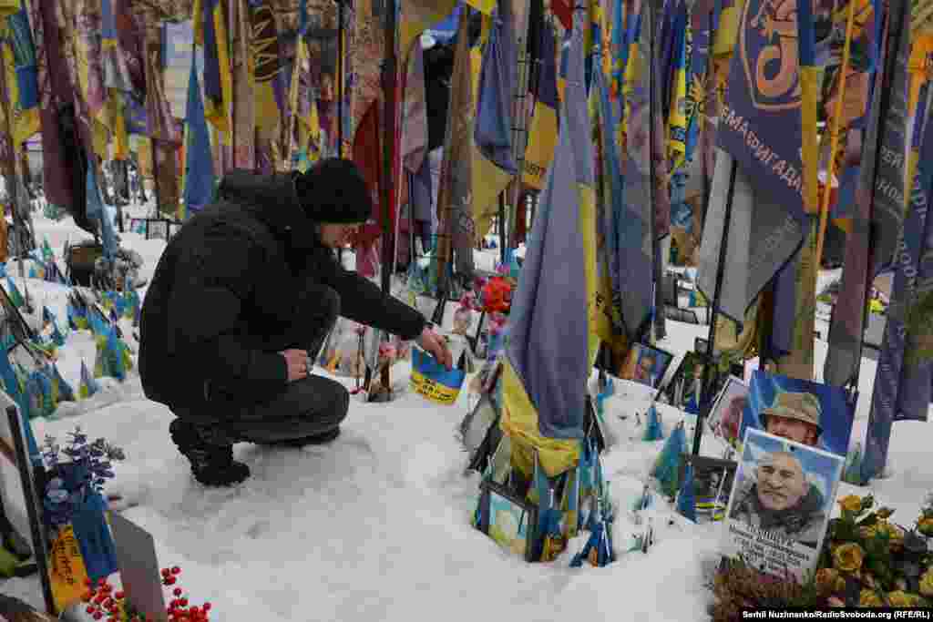 Микита додає прапорець з іменем свого найкращого друга. Він дописав на прапорці про те, що зібрали потрібну кількість голосів на петиції про присвоєння йому звання Герой України. «Найкращий друг, Толя, композитором був. Загинув біля Куп’янська». «24 лютого 2022 року зранку, коли дізнався про війну, був страх, але відразу з роботи поїхав у військкомат, щоб той страх подолати»