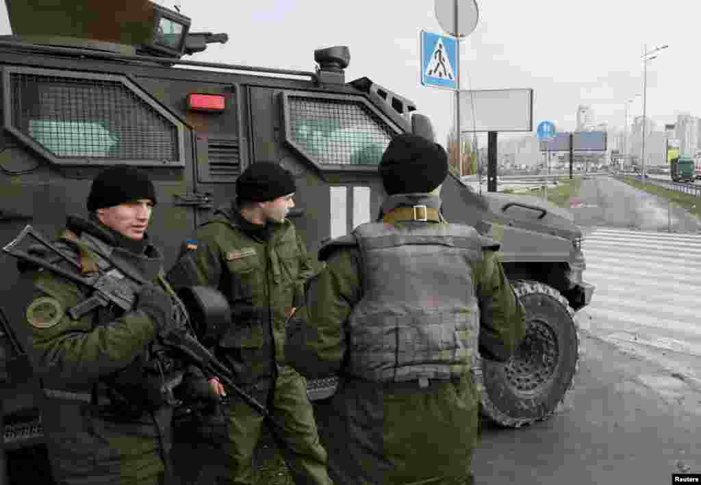 Патруль и бронетранспортёр Национальной гвардии Украины в Киеве в ноябре 2015 года