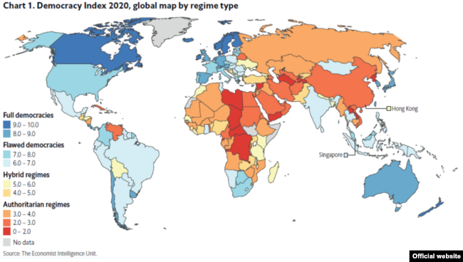 Синим отмечены полностью демократические страны, голубым – частично демократические, желтым – гибридные режимы, оранжевый и красный – авторитарные страны.