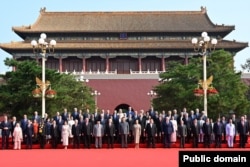 Poza de grup cu toți invitații străini de la parada de la Beijing.
