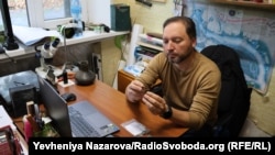 Анатолій Волков працює з знайденими артефактами