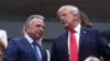 Президентът Доналд Тръмп (вдясно) разговаря със специалния си пратеник Стив Уиткоф по време на мач от тенис турнира US Open, 7 септември 2025 г.