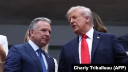 Президентът Доналд Тръмп (вдясно) разговаря със специалния си пратеник Стив Уиткоф по време на мач от тенис турнира US Open, 7 септември 2025 г.