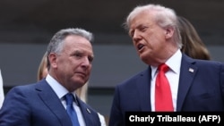 Американскиот претседател Доналд Трамп (десно) разговара со специјалниот пратеник Стив Виткоф