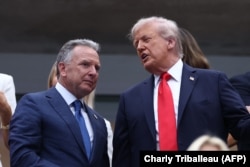 Президент США Дональд Трамп розмовляє зі спеціальним посланником Стівом Віткоффом у Нью-Йорку 7 вересня 2025 року.