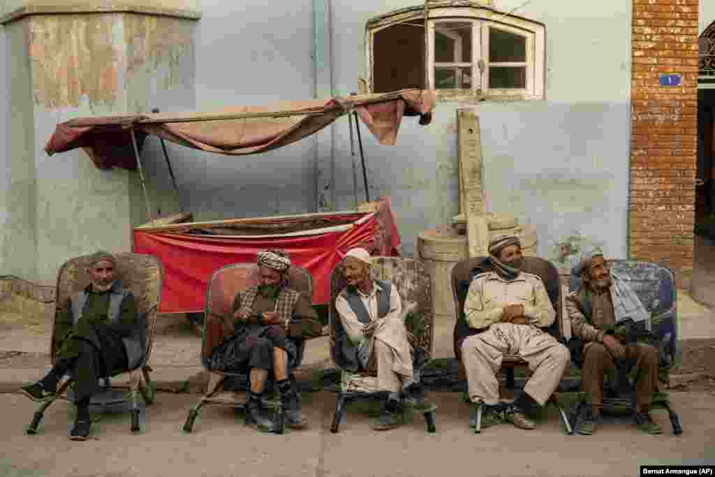 Muncitori zilieri așteaptă pe o stradă din Kabul să fie angajați.&nbsp;