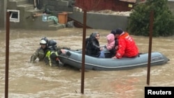 Эвакуация жителей из затопленного района Махачкалы, 28 марта 2026 года. Фото МЧС РФ