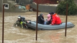 Жителей Махачкалы эвакуируют на лодке, 28 марта 2026 года. Фото: МЧС России