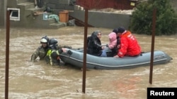 Жителей Махачкалы эвакуируют на лодке, 28 марта 2026 года. Фото: МЧС России